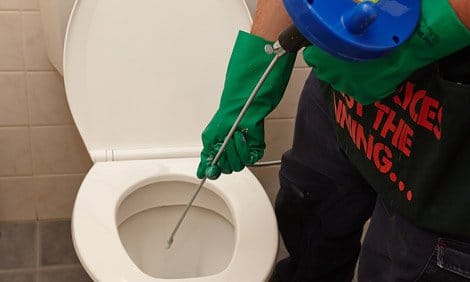 Déboucheur débouche une toilette avec un furet