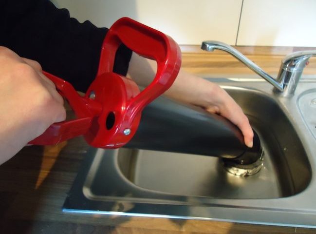 Déboucheur débouche un évier cuisine avec une pompe à vide