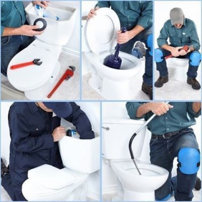 plombier intervient sur la réparation du WC