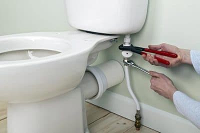 plombier remet en état un WC