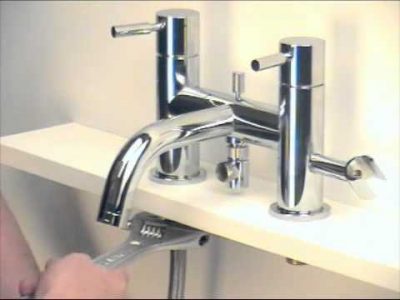 plombier installe un robinet