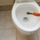 débouchage toilette avec un furet de plomberie