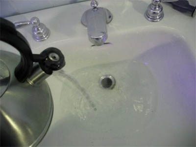 Débouchage canalisation du lavabo avec de l'eau caude