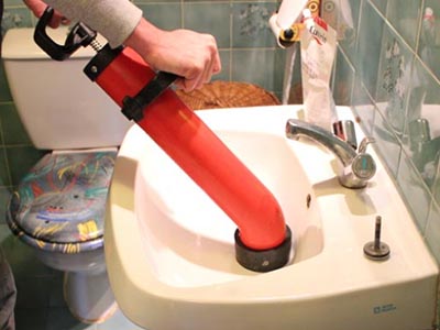 Le déboucheur débouche le lavabo avec le deboucheur à pompe